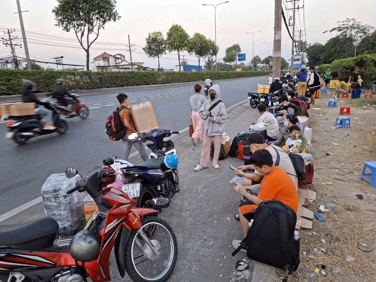 TP Hồ Chí Minh: Xe ngang nhiên dừng đón khách, khách vạ vật ngoài đường chờ đón xe về quê dịp Tết -0