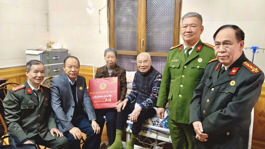 Thượng tướng Lê Quý Vương thăm và chúc Tết cán bộ Tiền khởi nghĩa -0