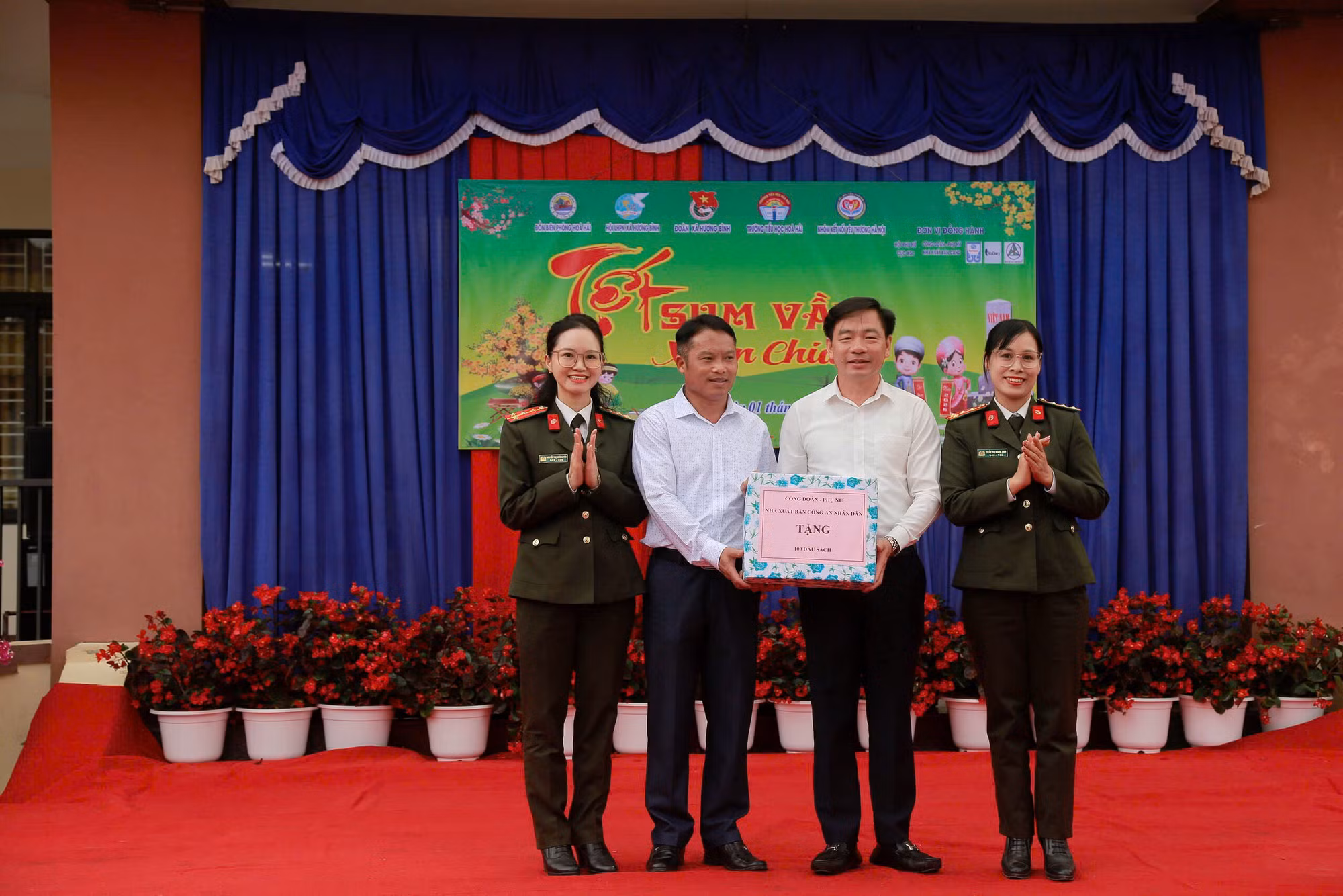 Mang Xuân ấm tới trẻ em và các gia đình khó khăn vùng biên Hà Tĩnh -1