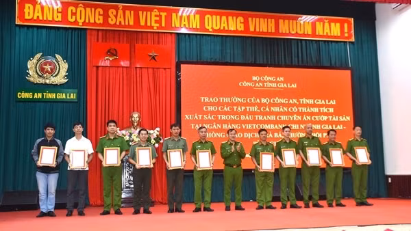 Khen thưởng lực lượng phá chuyên án cướp ngân hàng ở Gia Lai