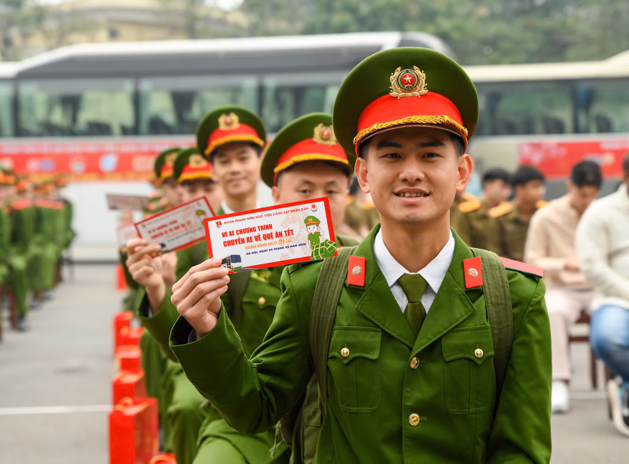 Học viện CSND tổ chức 6 chuyến xe đưa 300 đoàn viên, hội viên về quê đón Tết -0