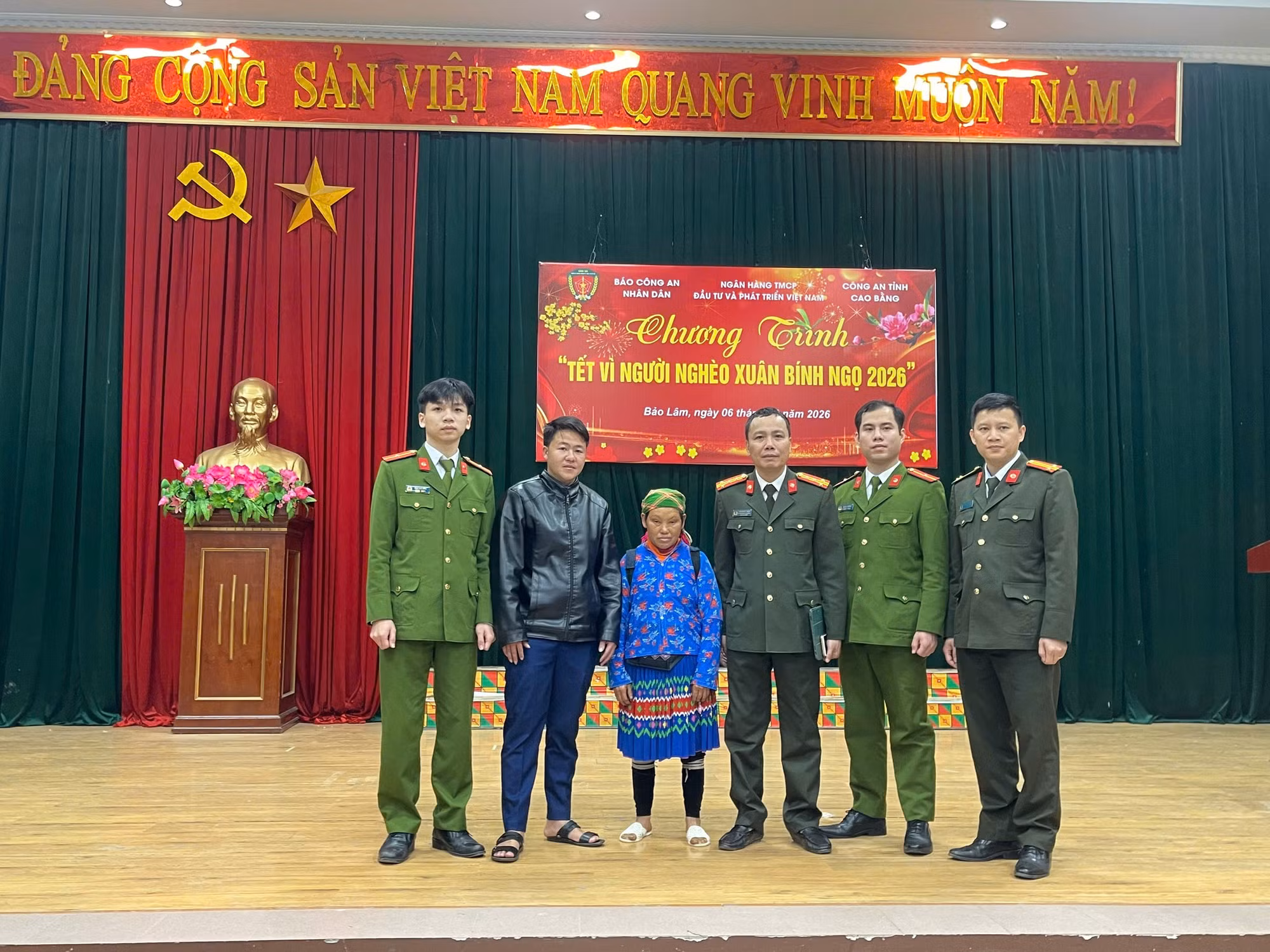 Cục Cảnh sát QLHC về TTXH mang Tết ấm đến bà con vùng khó Bảo Lâm -0