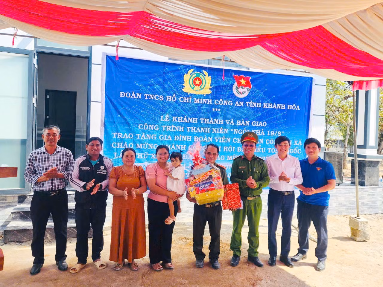 Bàn giao “Ngôi nhà 19/8” cho đoàn viên thanh niên Công an tỉnh Khánh Hòa có hoàn cảnh khó khăn -0