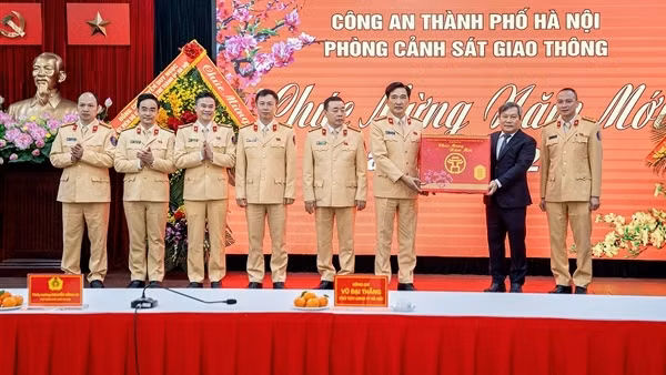 Chủ tịch UBND TP Hà Nội thăm và chúc Tết lực lượng CSGT Thủ đô