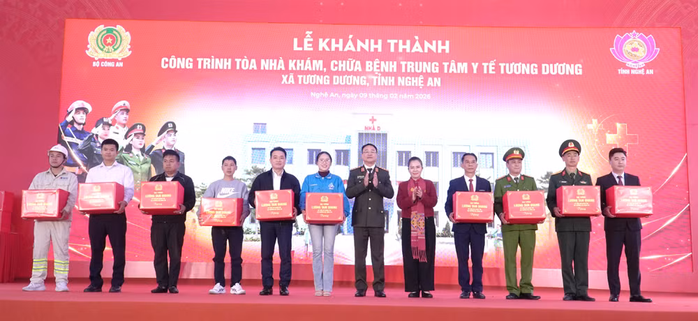 Thứ trưởng Phạm Thế Tùng dự Lễ khánh thành công trình tòa nhà khám, chữa bệnh Trung tâm Y tế Tương Dương -0