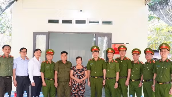 Đại học CSND trao 5 căn nhà tình nghĩa tặng cán bộ, chiến sĩ, lực lượng&nbsp;an ninh cơ sở
