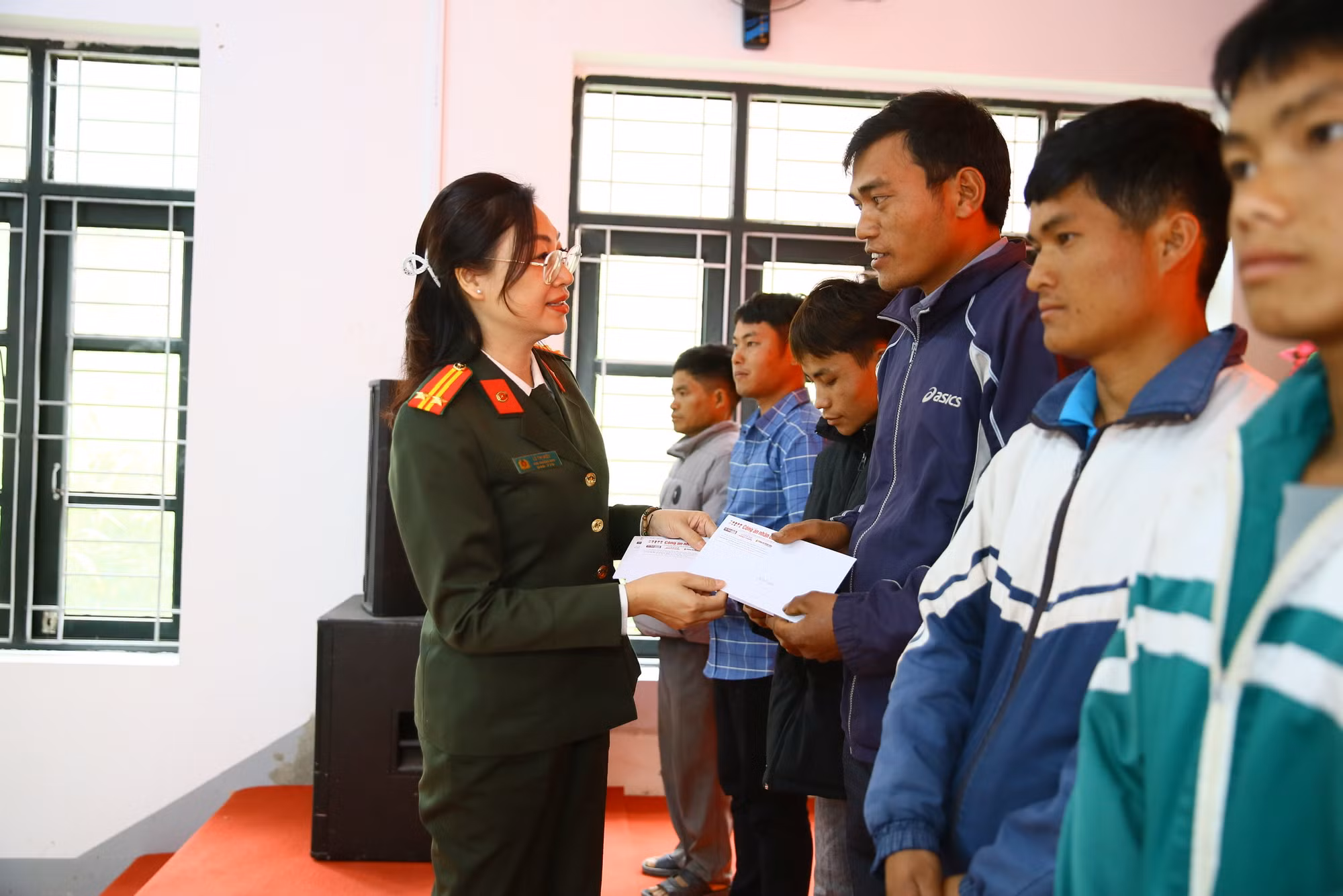 Góp hương xuân, sẻ chia khó khăn với bà con nghèo vùng biên giới Điện Biên -0