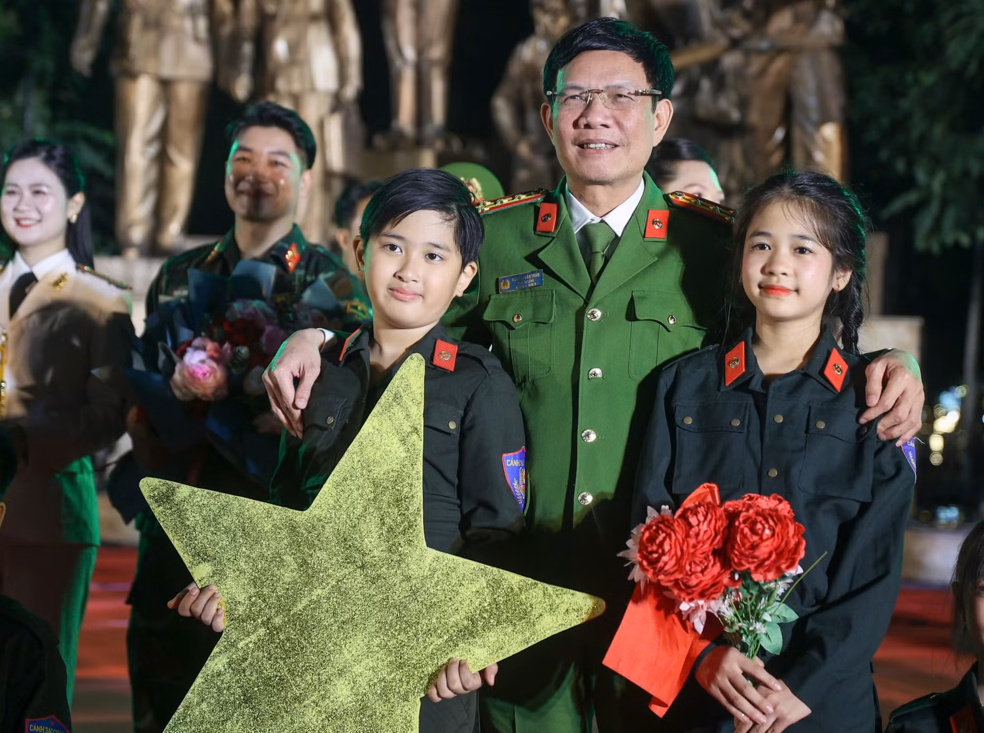 Rộn ràng khúc hát mừng xuân, dâng Đảng trước Tượng đài “CAND vì dân phục vụ” -0