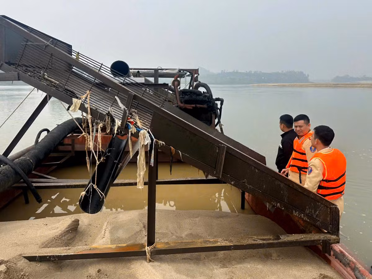Bắt quả tang 2 tàu 