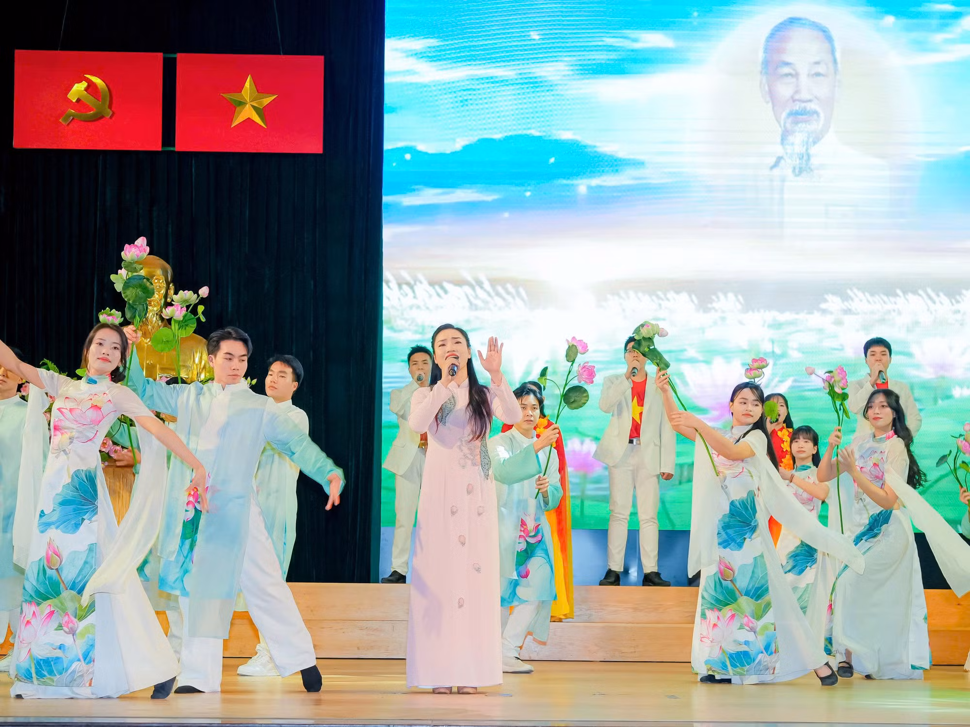 Rực rỡ sắc màu tại chương trình nghệ thuật “Mừng Đảng quang vinh-Mừng xuân Đất nước” -0