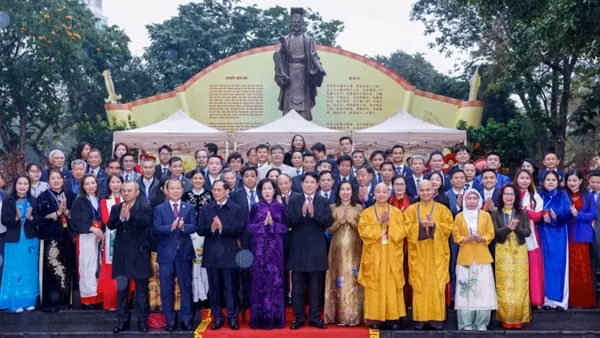 Chủ tịch nước Lương Cường cùng đại biểu kiều bào dâng hương tại Tượng đài Lý Thái Tổ và đền Ngọc Sơn