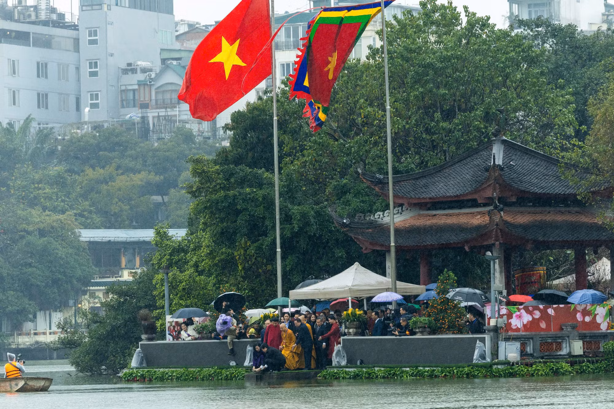 Chủ tịch nước Lương Cường cùng đại biểu kiều bào dâng hương tại Tượng đài Lý Thái Tổ và đền Ngọc Sơn - 2