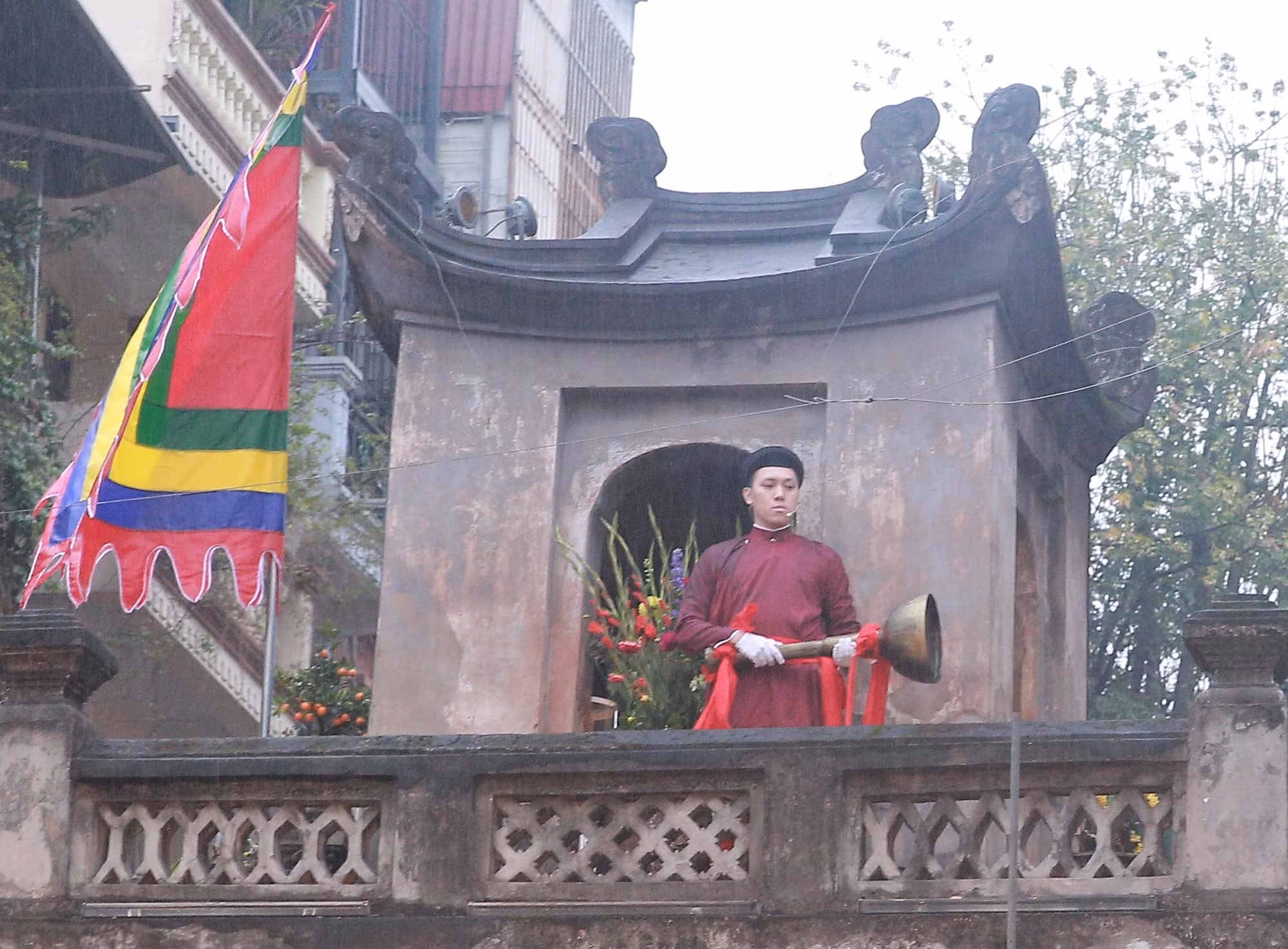 Người dân, du khách đội mưa rét, rộn ràng đón xuân trên nhiều tuyến phố cổ Hà Nội -2