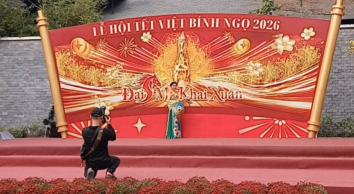 Khách du xuân xin chữ trên phố ông đồ -0