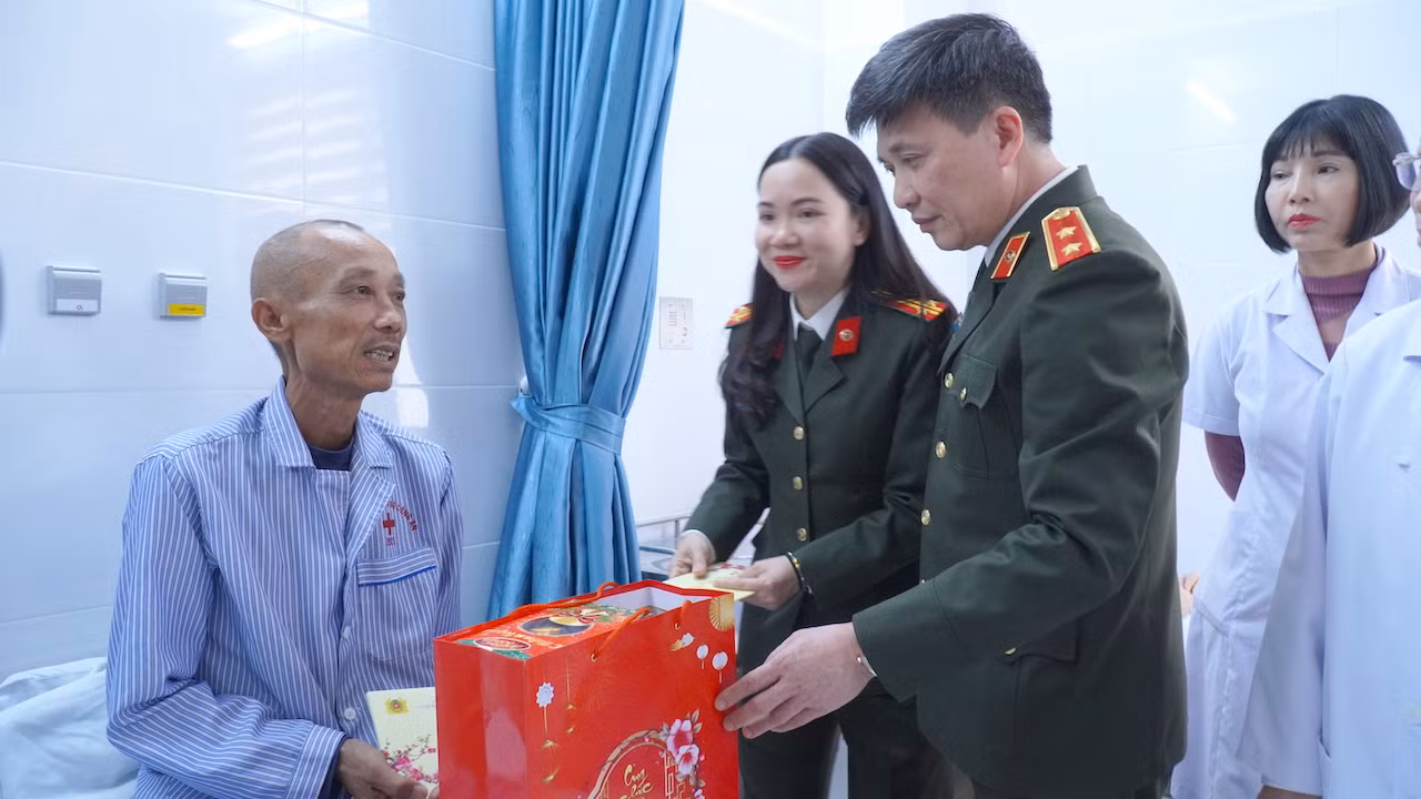 Cục Kế hoạch và tài chính trao yêu thương – sẻ chia đón Tết Bính Ngọ năm 2026 tới các bệnh nhân có hoàn cảnh khó khăn -0
