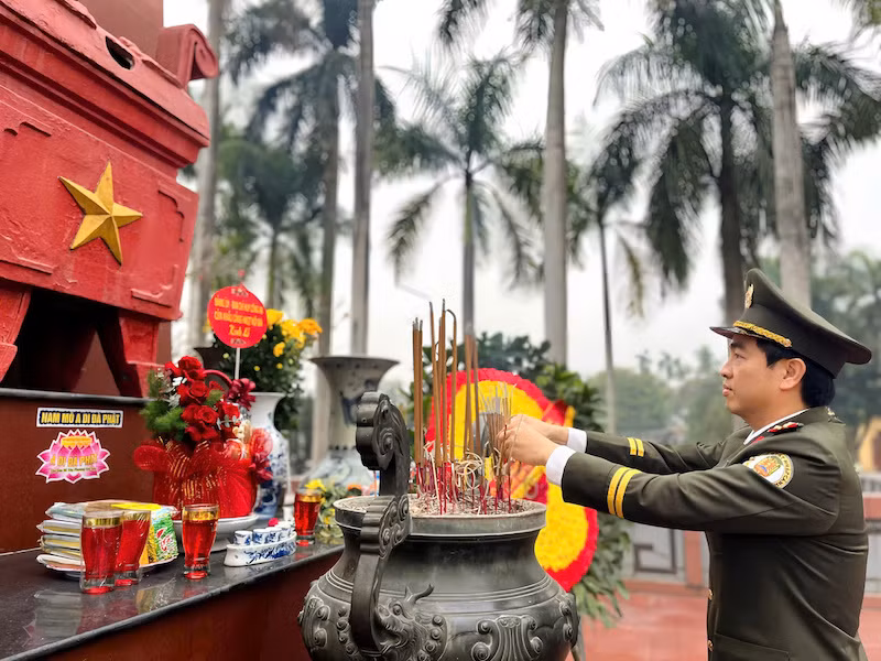 Công an cửa khẩu Cảng hàng không quốc tế Nội Bài dâng hương tưởng niệm các anh hùng liệt sĩ -0