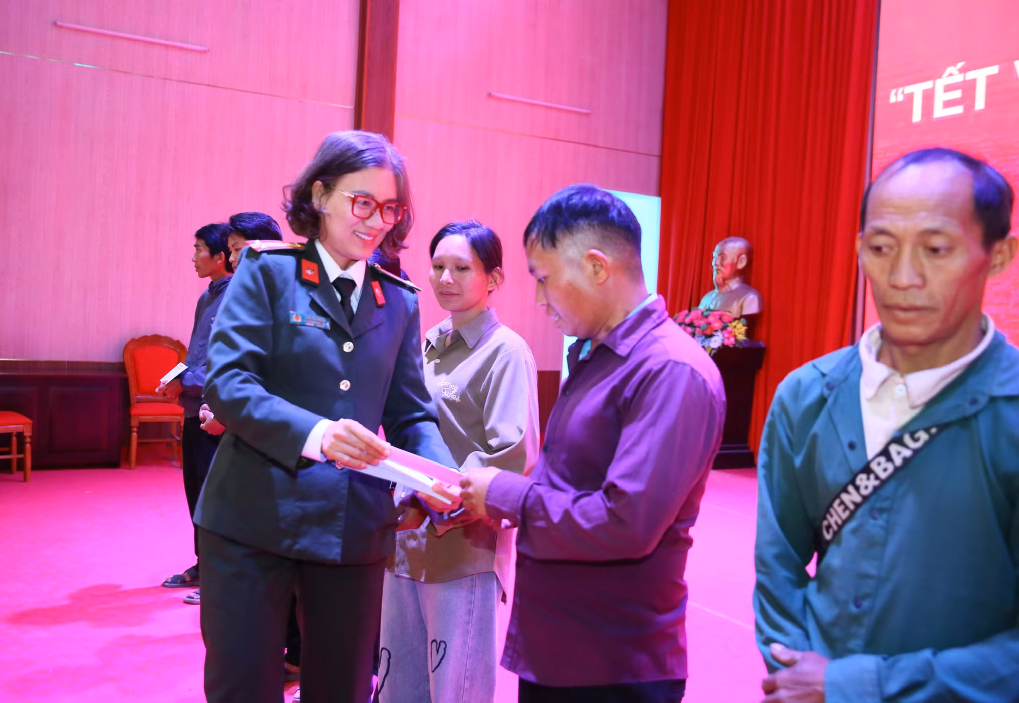 Góp hương xuân, sẻ chia khó khăn với bà con nghèo vùng biên giới Điện Biên -0