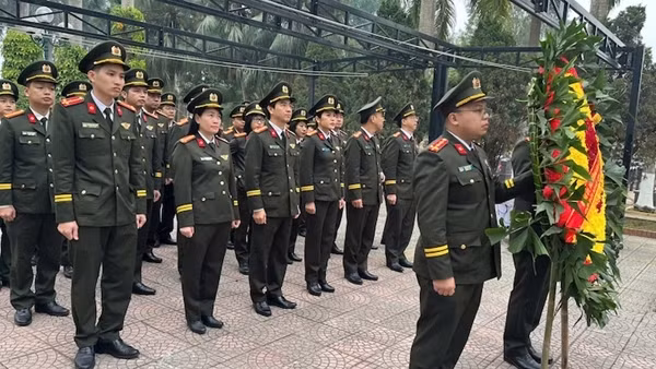 Công an cửa khẩu Cảng hàng không quốc tế Nội Bài dâng hương tưởng niệm các anh hùng liệt sĩ