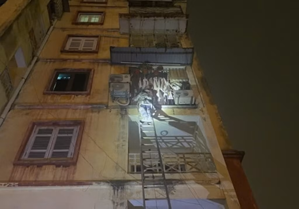 Kịp thời cứu cháu bé 3 tuổi&nbsp;mắc kẹt trong căn nhà&nbsp; -0
