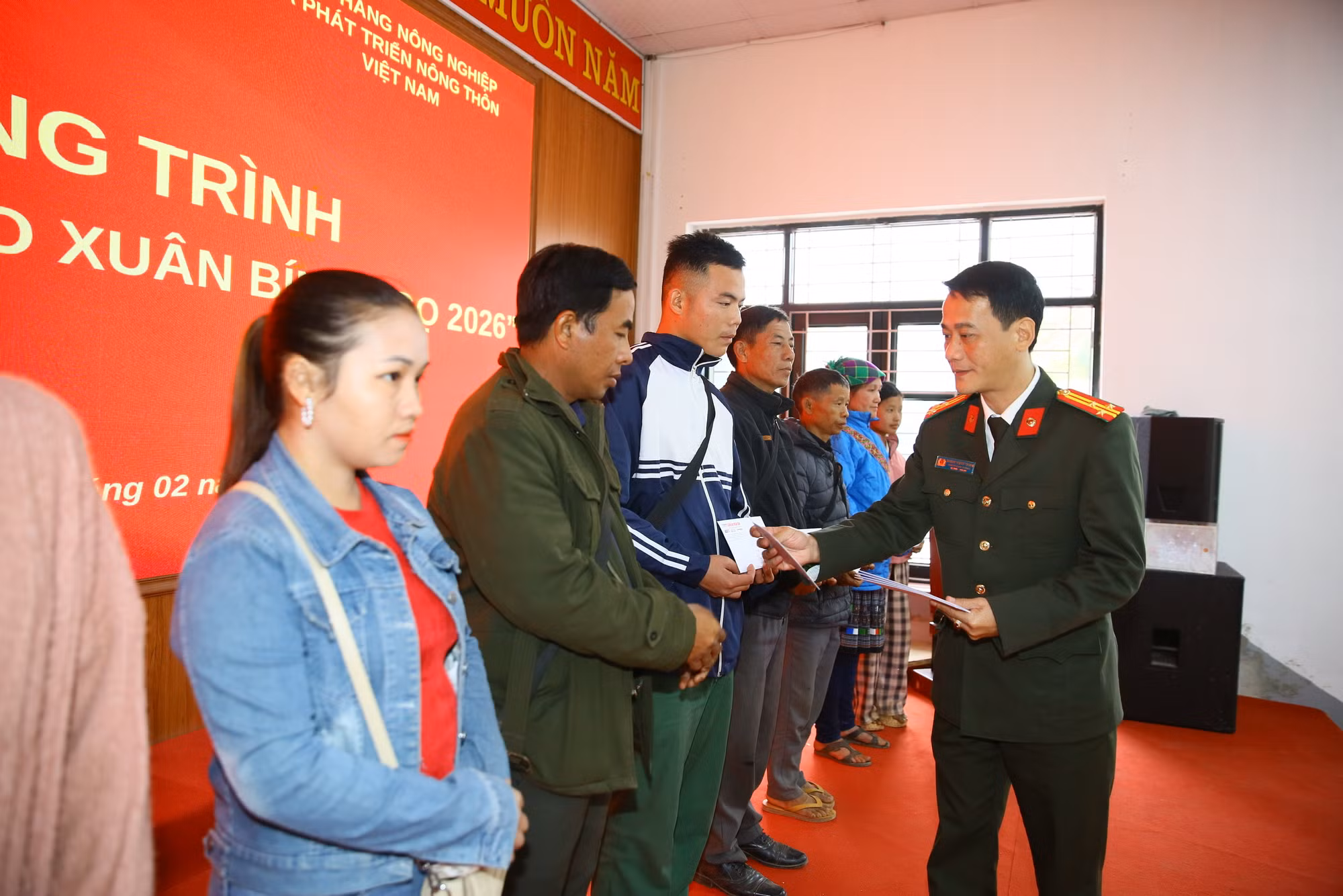 Góp hương xuân, sẻ chia khó khăn với bà con nghèo vùng biên giới Điện Biên -0