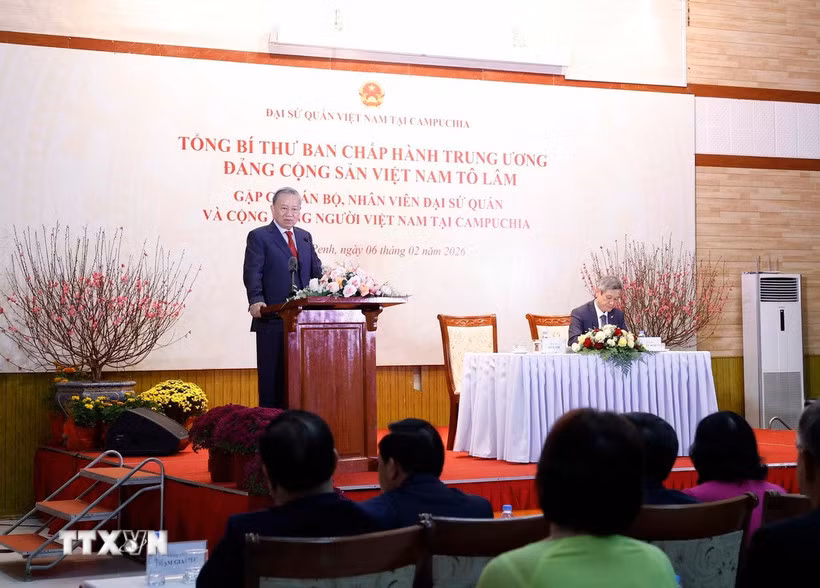 Tổng Bí thư Tô Lâm gặp cán bộ Đại sứ quán và cộng đồng người Việt ở Campuchia -0