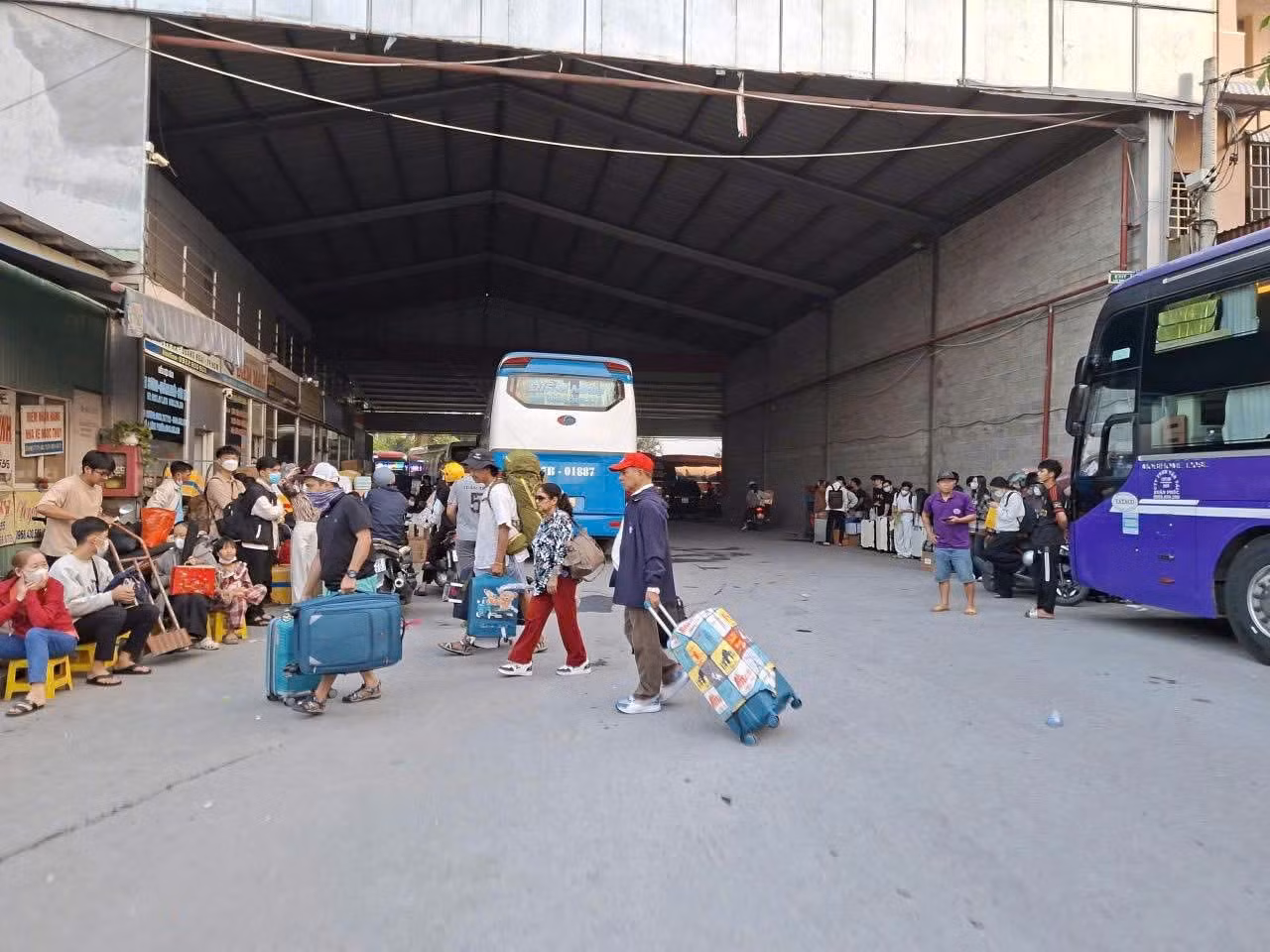 TP Hồ Chí Minh: Xe ngang nhiên dừng đón khách, khách vạ vật ngoài đường chờ đón xe về quê dịp Tết -0