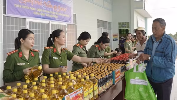 “Chợ Xuân 0 đồng” của Công an Cà Mau chia sẻ với người dân khó khăn