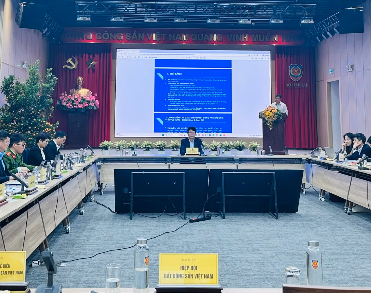 Quản lý thủ tục hành chính theo hướng bảo vệ quyền, lấy người dân và doanh nghiệp làm trung tâm -0