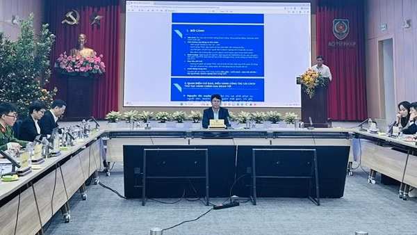 Lấy người dân và doanh nghiệp làm trung tâm trong quản lý thủ tục hành chính