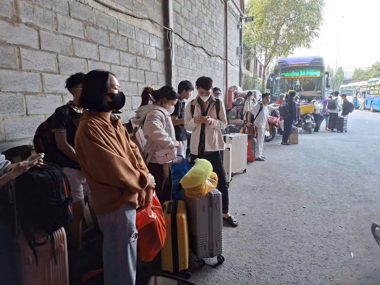 TP Hồ Chí Minh: Xe ngang nhiên dừng đón khách, khách vạ vật ngoài đường chờ đón xe về quê dịp Tết -0