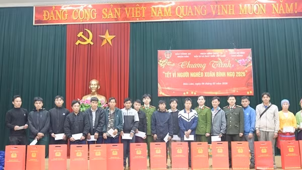 Cục Cảnh sát QLHC về TTXH mang Tết ấm đến bà con Bảo Lâm