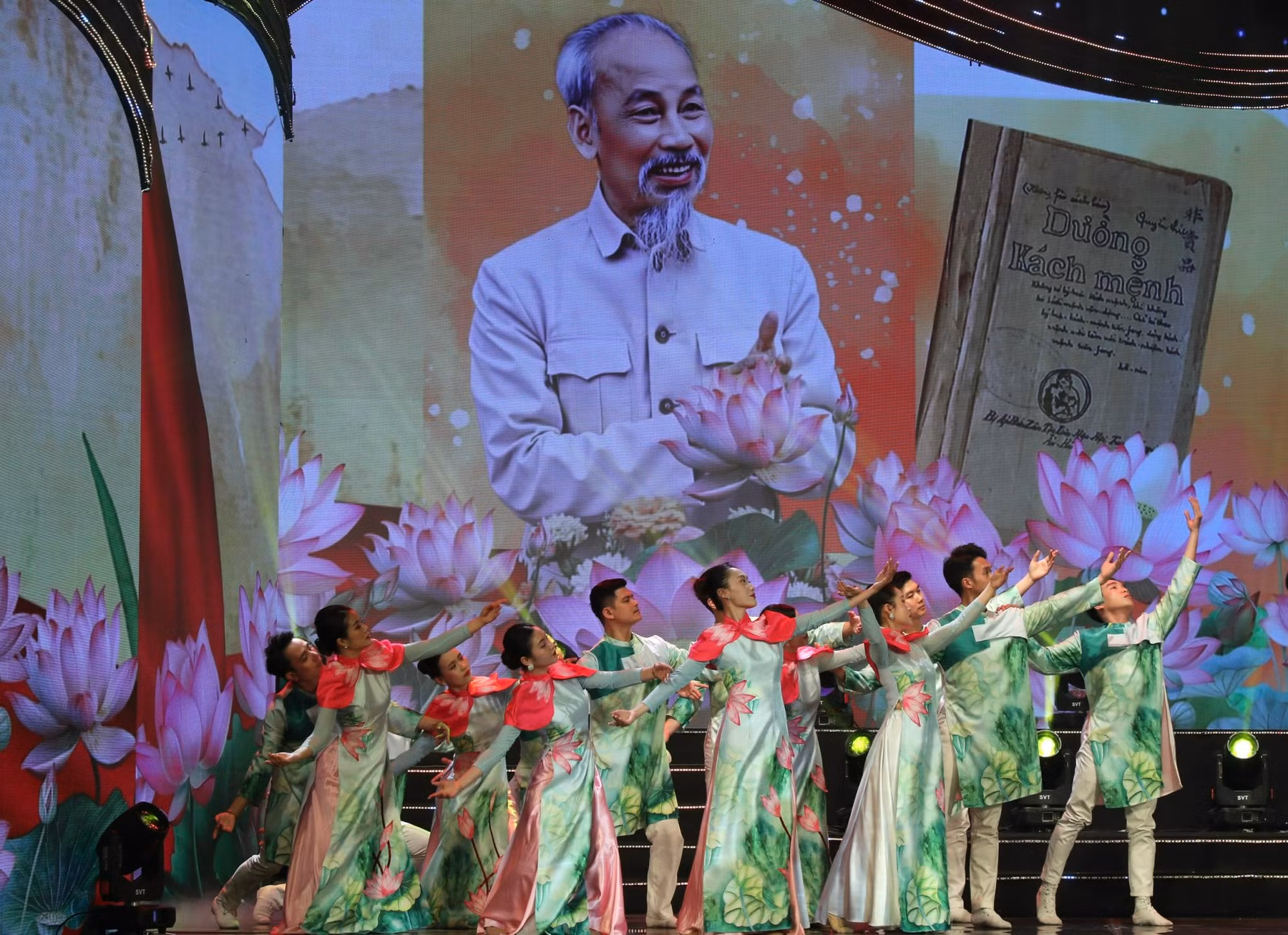 Bản hoà ca về niềm tin son sắt, vững bước tới tương lai dưới lá cờ của Đảng -0