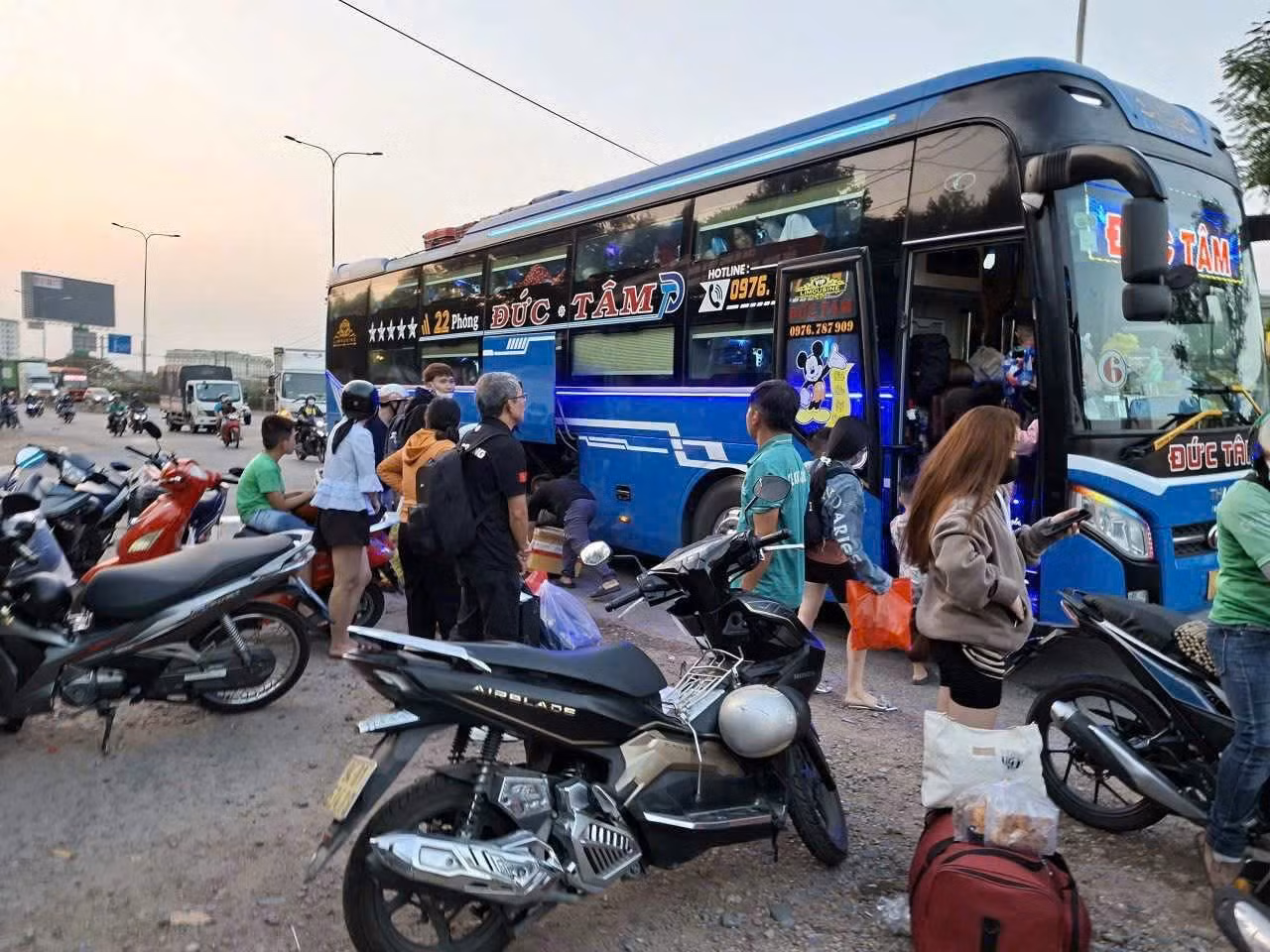 TP Hồ Chí Minh: Xe ngang nhiên dừng đón khách, khách vạ vật ngoài đường chờ đón xe về quê dịp Tết -0