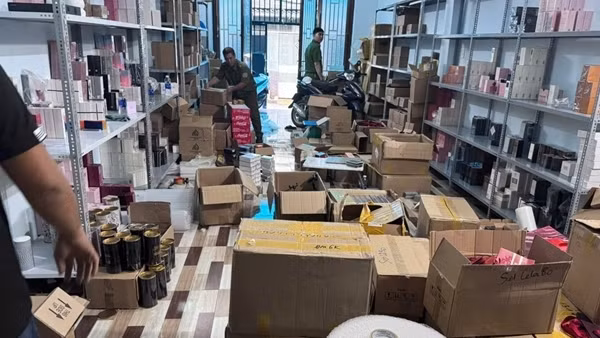Phá ổ nhóm tuồn cả vạn chai nước hoa giả ra thị trường dịp Tết