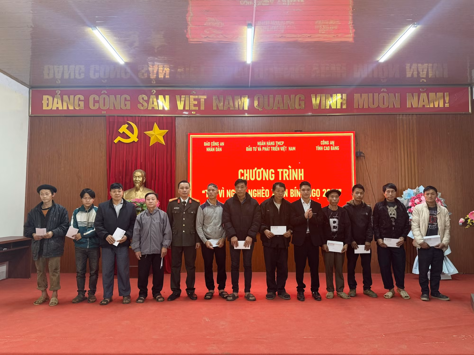 Quà Xuân ấm áp BIDV và Báo CAND tặng đồng bào nghèo Cao Bằng -1