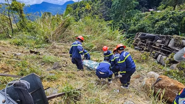 Xe tải mất phanh lao xuống vực đèo Bảo Lộc, tài xế tử vong