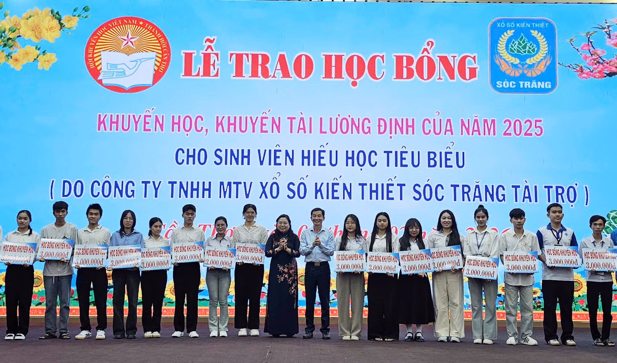 Trao 278 suất học bổng Lương Định Của tặng sinh viên hiếu học -3