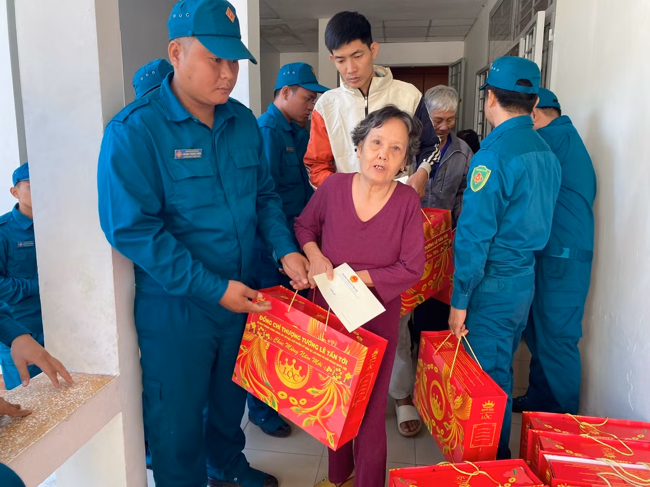 Thượng tướng Lê Tấn Tới tặng 900 phần quà xuân đến với bà con 6 xã biên giới Tây Ninh -0