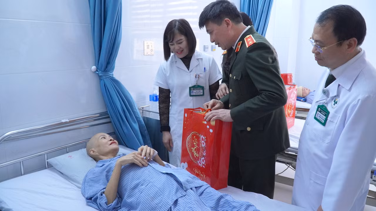 Cục Kế hoạch và tài chính trao yêu thương – sẻ chia đón Tết Bính Ngọ năm 2026 tới các bệnh nhân có hoàn cảnh khó khăn -1
