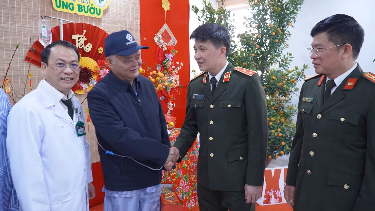 Cục Kế hoạch và tài chính trao yêu thương – sẻ chia đón Tết Bính Ngọ năm 2026 tới các bệnh nhân có hoàn cảnh khó khăn -1