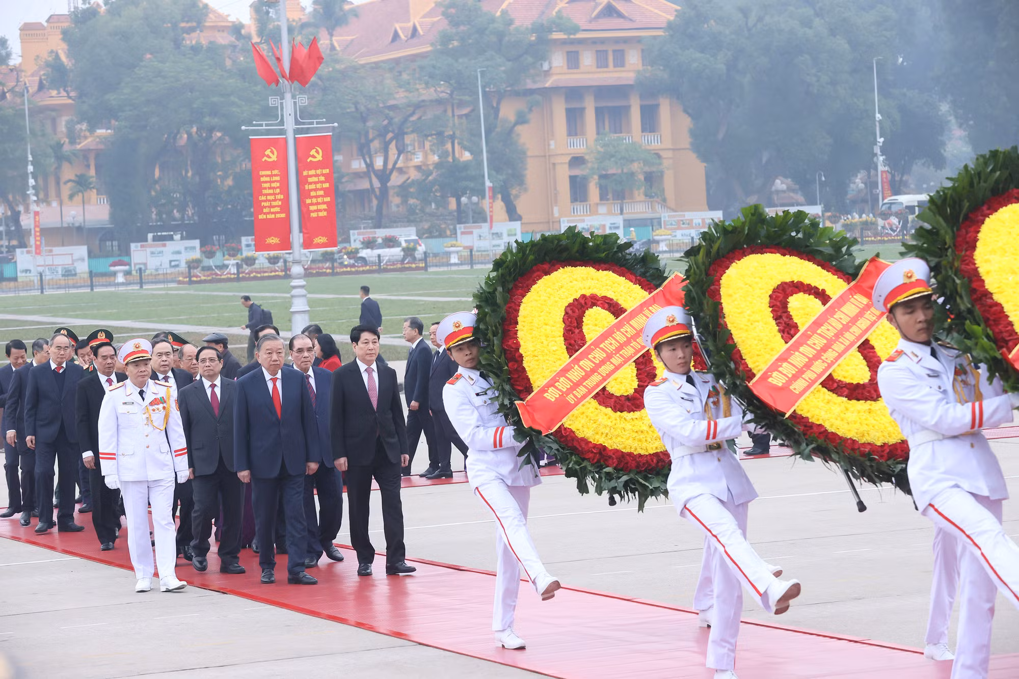 Lãnh đạo Đảng, Nhà nước và Bộ Công an vào Lăng viếng Chủ tịch Hồ Chí Minh nhân kỷ niệm 96 năm Ngày thành lập Đảng ảnh 1 Lãnh đạo Đảng, Nhà nước vào Lăng viếng Bác nhân kỷ niệm 96 năm Ngày thành lập Đảng -0