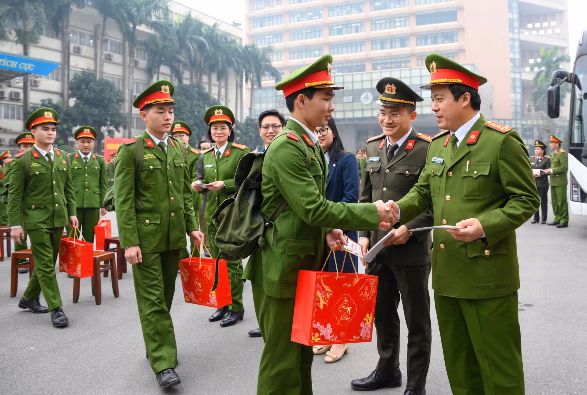 Học viện CSND tổ chức 6 chuyến xe đưa 300 đoàn viên, hội viên về quê đón Tết -0