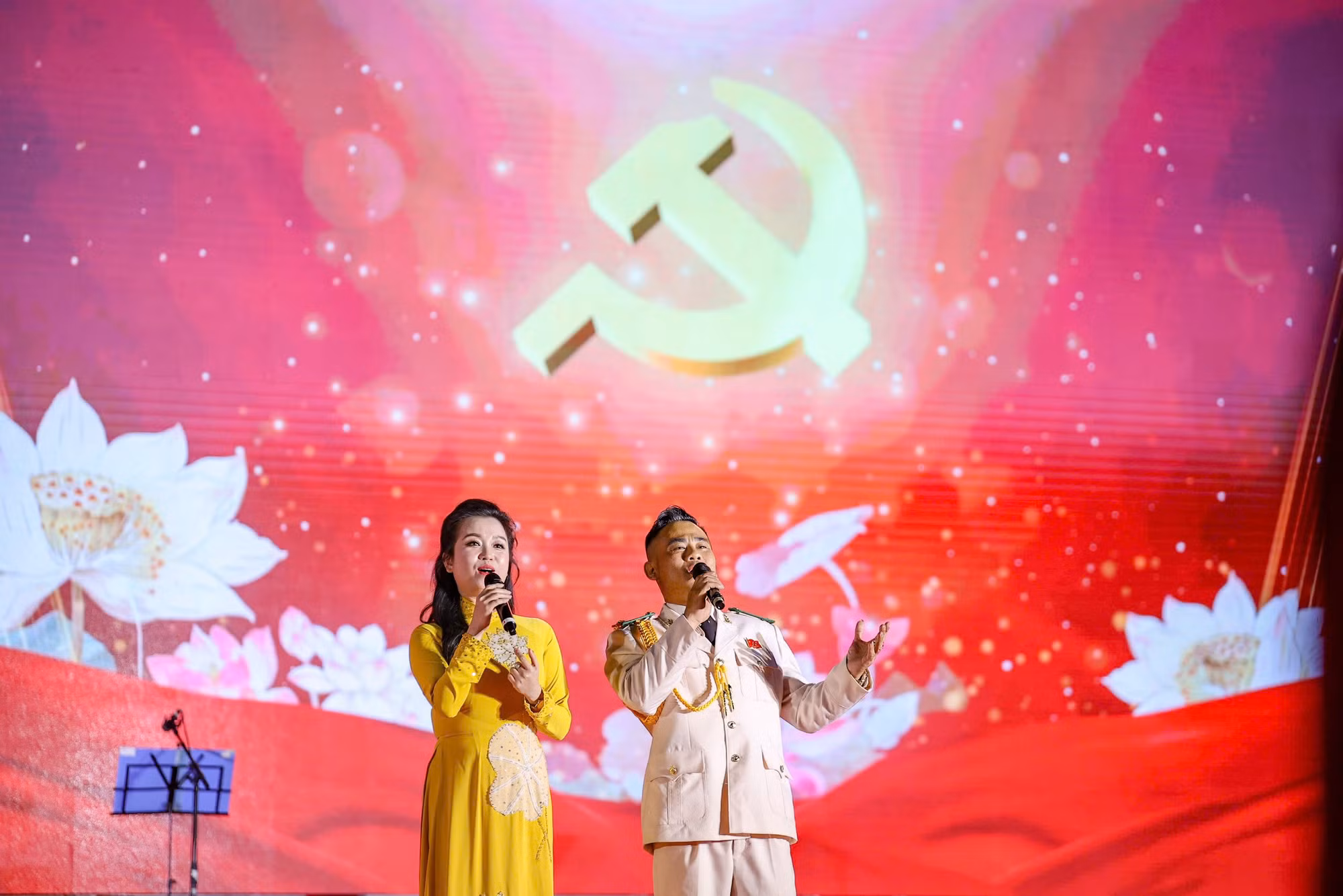 Rộn ràng khúc hát mừng xuân, dâng Đảng trước Tượng đài “CAND vì dân phục vụ” -3