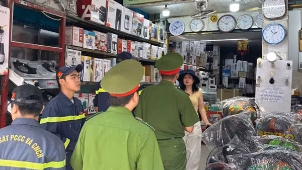 Tranh thủ cuối tuần, ngăn ngừa “bà hỏa” tại các hộ kinh doanh ở TP Hồ Chí Minh