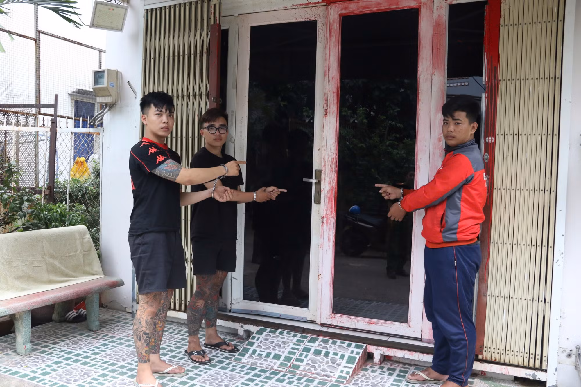 Bắt giữ nhóm đối tượng tạt sơn nhằm khủng bố đòi nợ -1