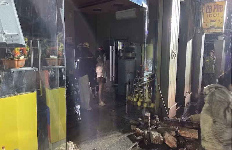 Kịp thời cứu, hướng dẫn 15 người trong đám cháy xảy ra tại nàh ở két hợp kinh doanh cà phê, ca nhạc -0
