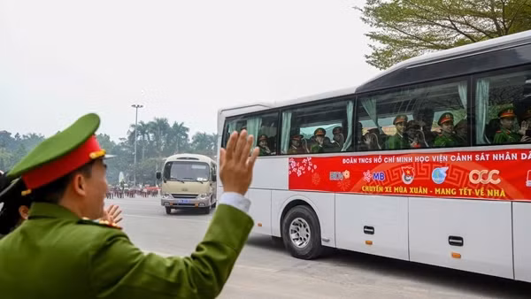 Học viện CSND tổ chức 6 chuyến xe đưa 300 học viên về quê ăn Tết