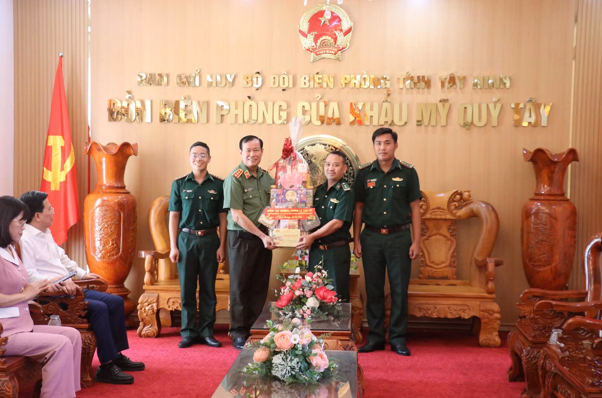Thượng tướng Lê Tấn Tới tặng 900 phần quà xuân đến với bà con 6 xã biên giới Tây Ninh -0