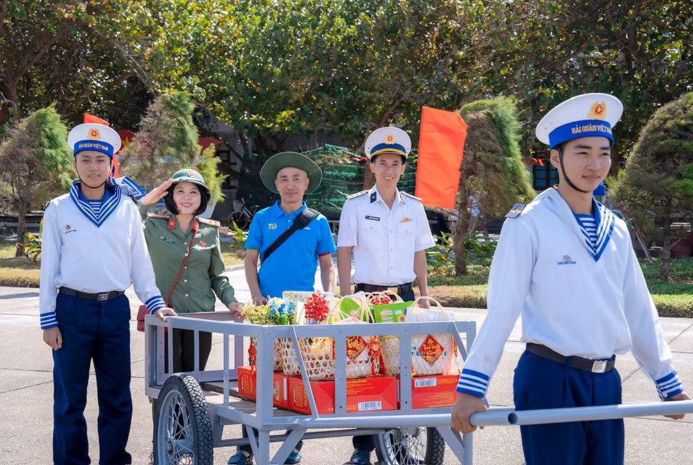 Mang mùa xuân ra quần đảo Trường Sa -4