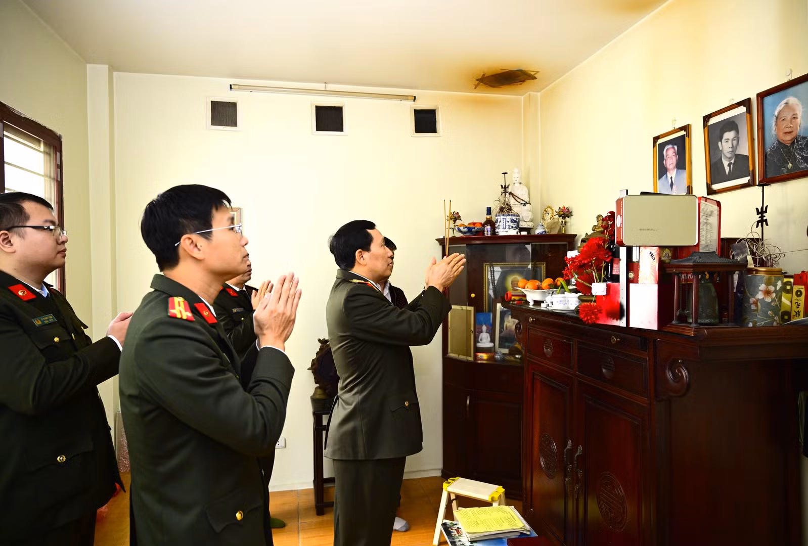 Thứ trưởng Lê Văn Tuyến và đoàn công tác tri ân, tưởng nhớ các đồng chí cố lãnh đạo Bộ Công an và chúc Tết gia đình -0